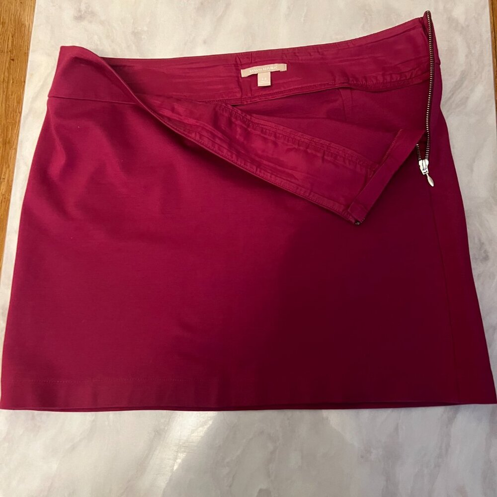 Banana Republic mini skirt, side zipper, cranberry color, Large, Rayon mix